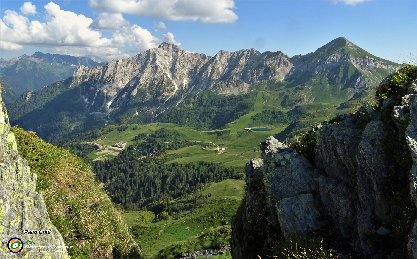 82 Scendendo da Cima Lemma vista panoramica verso la costiera Cavallo-Pegherolo.JPG